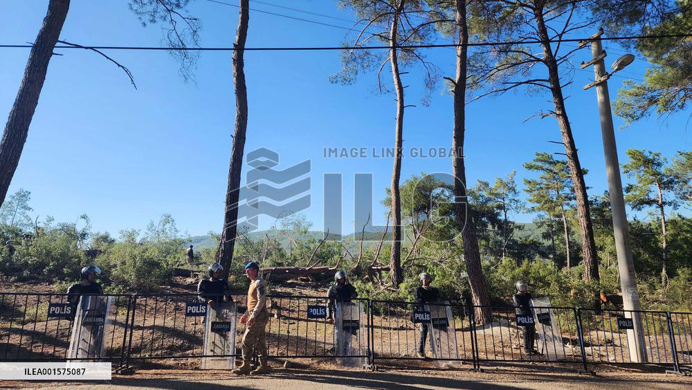 Protesters Occupy Forest To Stop Coal Mine Expansion - Turkey