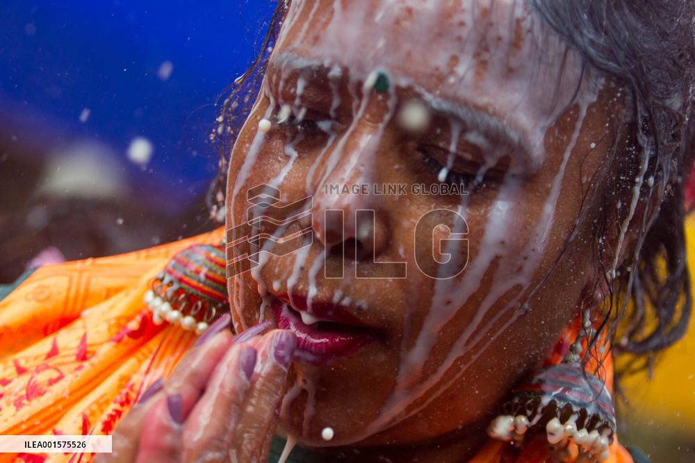 NEPAL-KATHMANDU-HOLY MONTH-LORD SHIVA-BATHING RITUAL