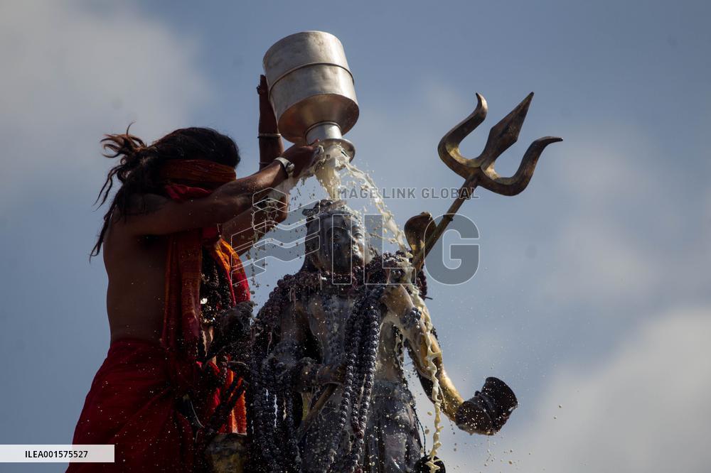 NEPAL-KATHMANDU-HOLY MONTH-LORD SHIVA-BATHING RITUAL