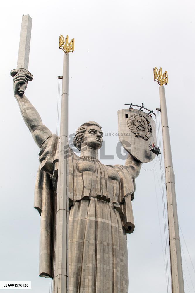 Removing Soviet coat of arms from Motherland Monument in Kyiv
