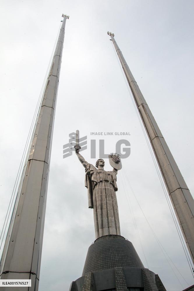 Removing Soviet coat of arms from Motherland Monument in Kyiv