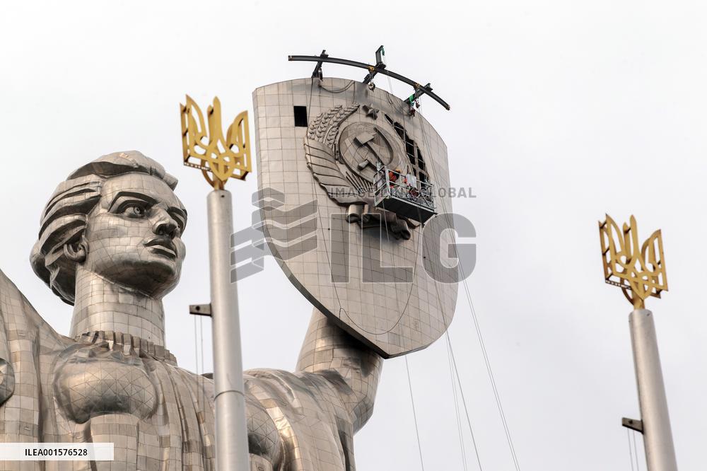 Removing Soviet coat of arms from Motherland Monument in Kyiv