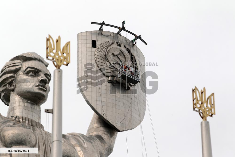 Removing Soviet coat of arms from Motherland Monument in Kyiv