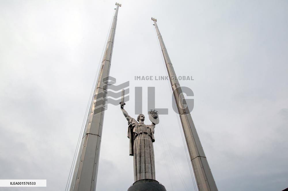 Removing Soviet coat of arms from Motherland Monument in Kyiv