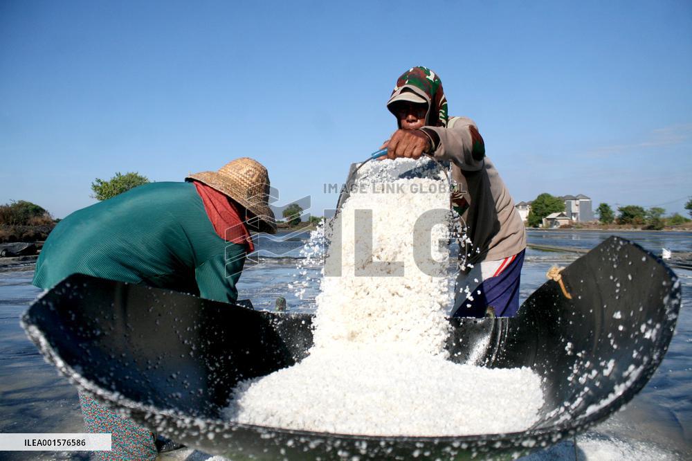 INDONESIA-SIDOARJO-SALT-HARVEST