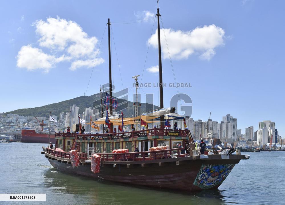 Historical ship replica sails from Busan to Japan