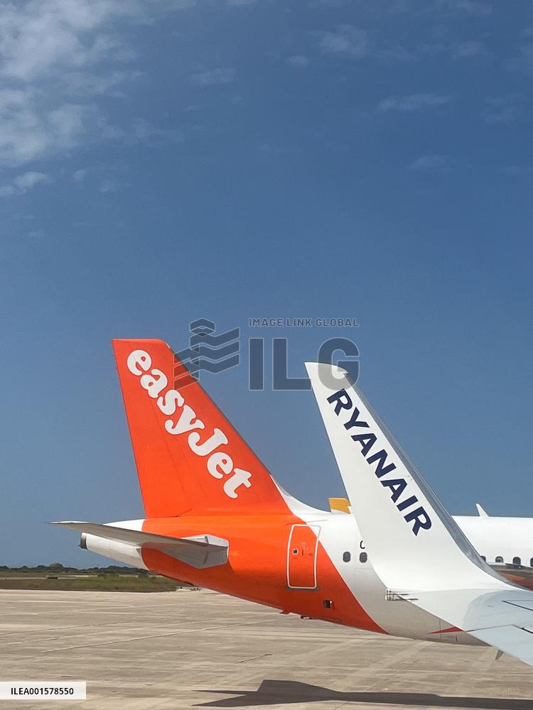 Illustration Of Low-Cost Airline Ryanair And EasyJet - Spain