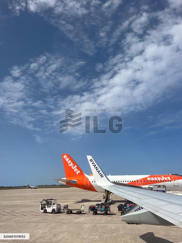 Illustration Of Low-Cost Airline Ryanair And EasyJet - Spain