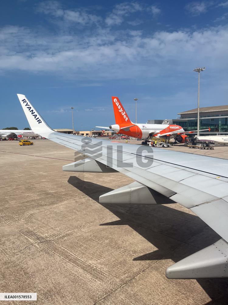 Illustration Of Low-Cost Airline Ryanair And EasyJet - Spain