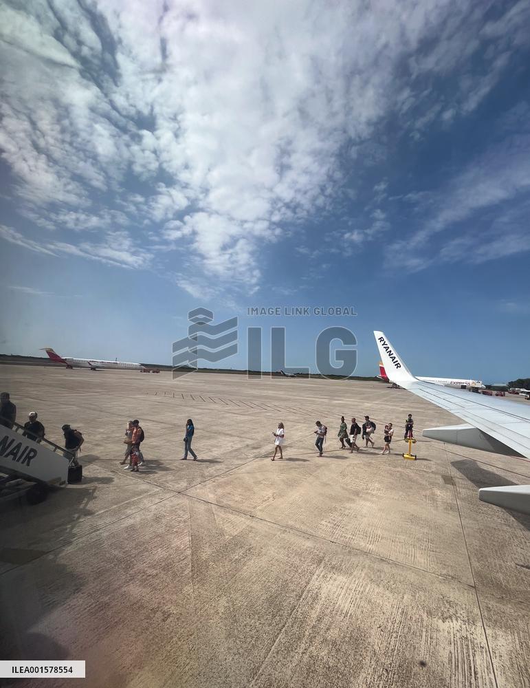 Illustration Of Low-Cost Airline Ryanair And EasyJet - Spain