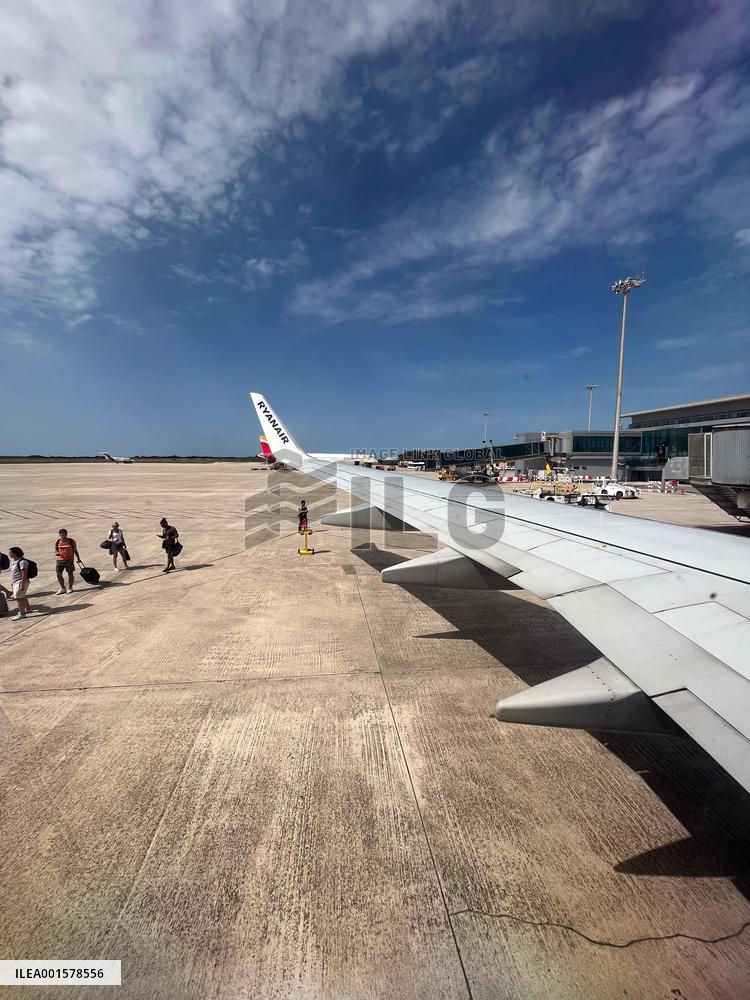 Illustration Of Low-Cost Airline Ryanair And EasyJet - Spain