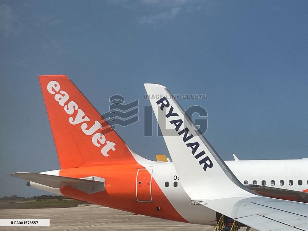 Illustration Of Low-Cost Airline Ryanair And EasyJet - Spain