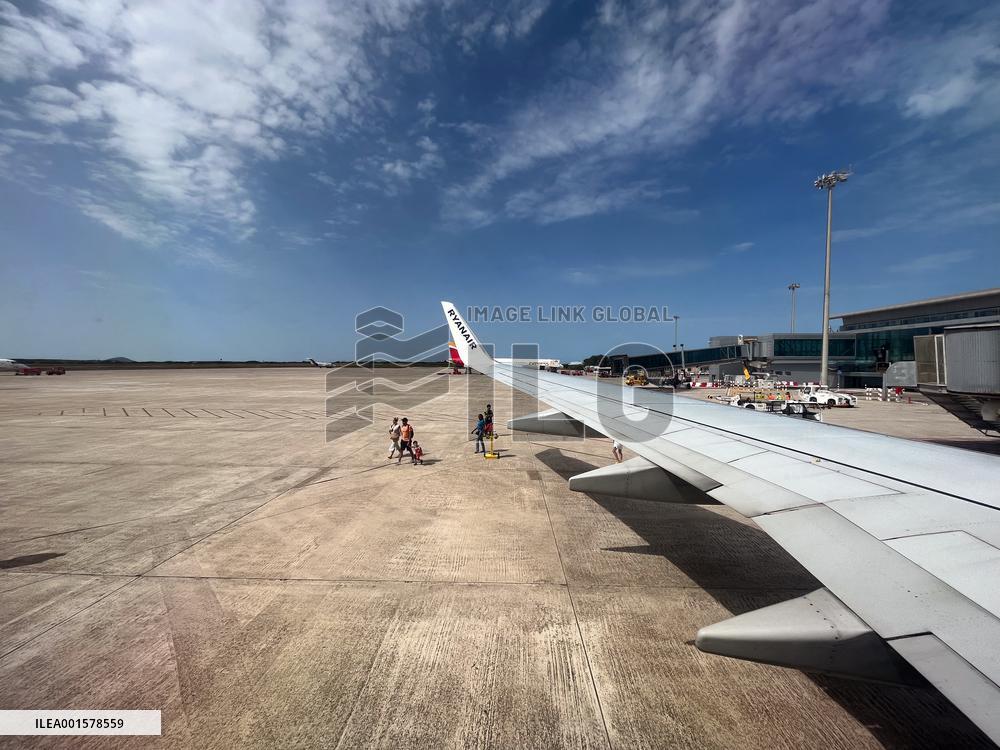 Illustration Of Low-Cost Airline Ryanair And EasyJet - Spain