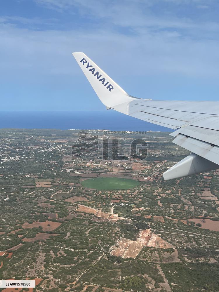 Illustration Of Low-Cost Airline Ryanair And EasyJet - Spain