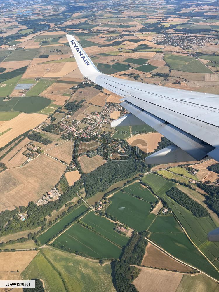 Illustration Of Low-Cost Airline Ryanair And EasyJet - Spain