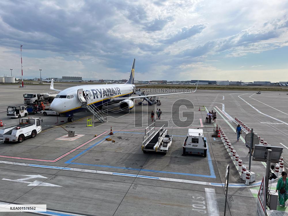 Illustration Of Low-Cost Airline Ryanair And EasyJet - Spain