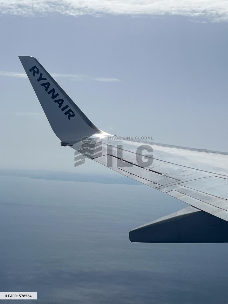 Illustration Of Low-Cost Airline Ryanair And EasyJet - Spain