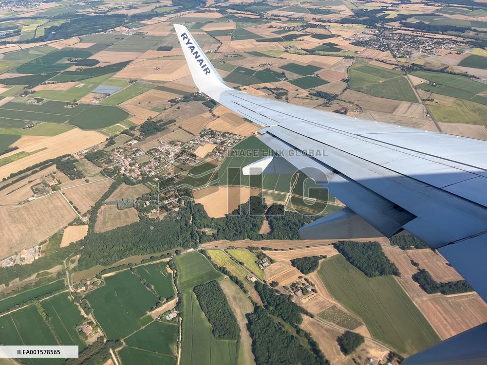 Illustration Of Low-Cost Airline Ryanair And EasyJet - Spain
