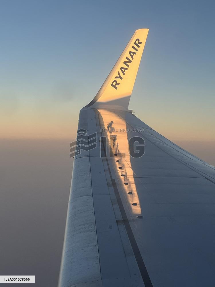 Illustration Of Low-Cost Airline Ryanair And EasyJet - Spain