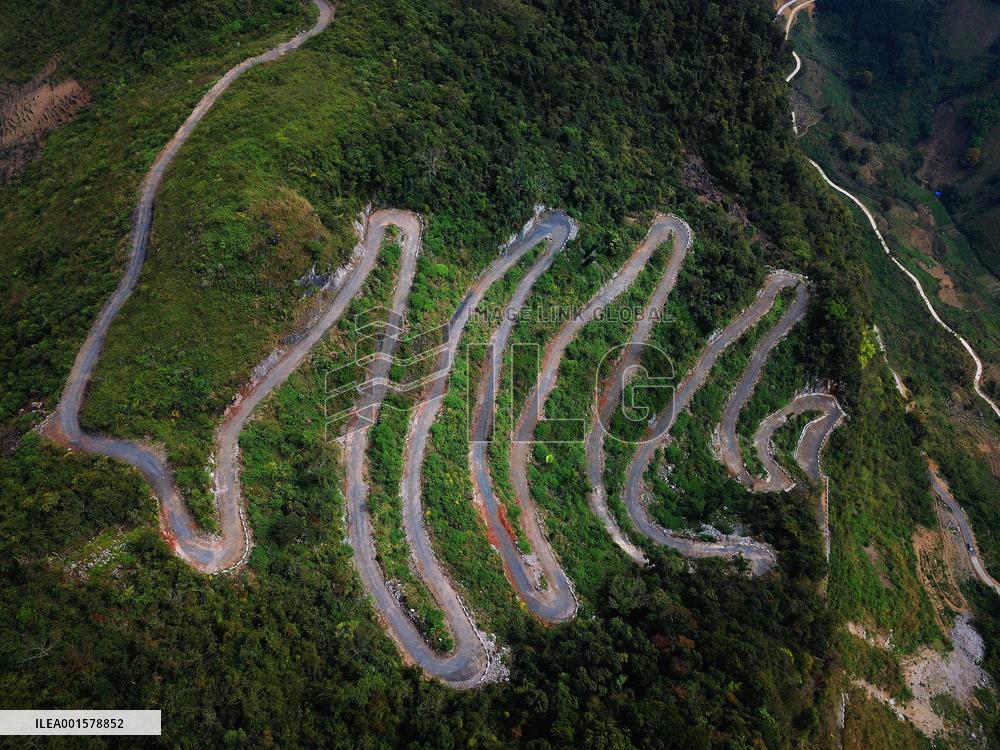 CHINA-GUANGXI-WINDING MOUNTAIN ROADS (CN)