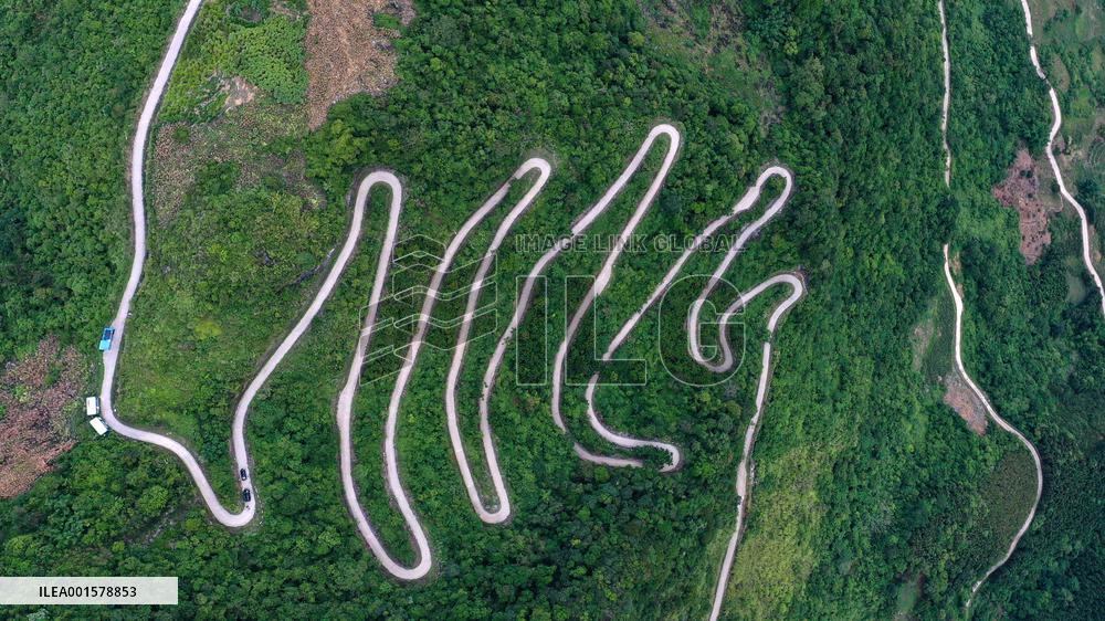 CHINA-GUANGXI-WINDING MOUNTAIN ROADS (CN)