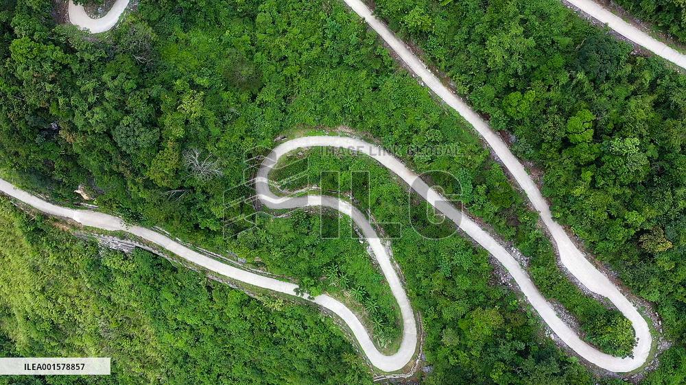 CHINA-GUANGXI-WINDING MOUNTAIN ROADS (CN)