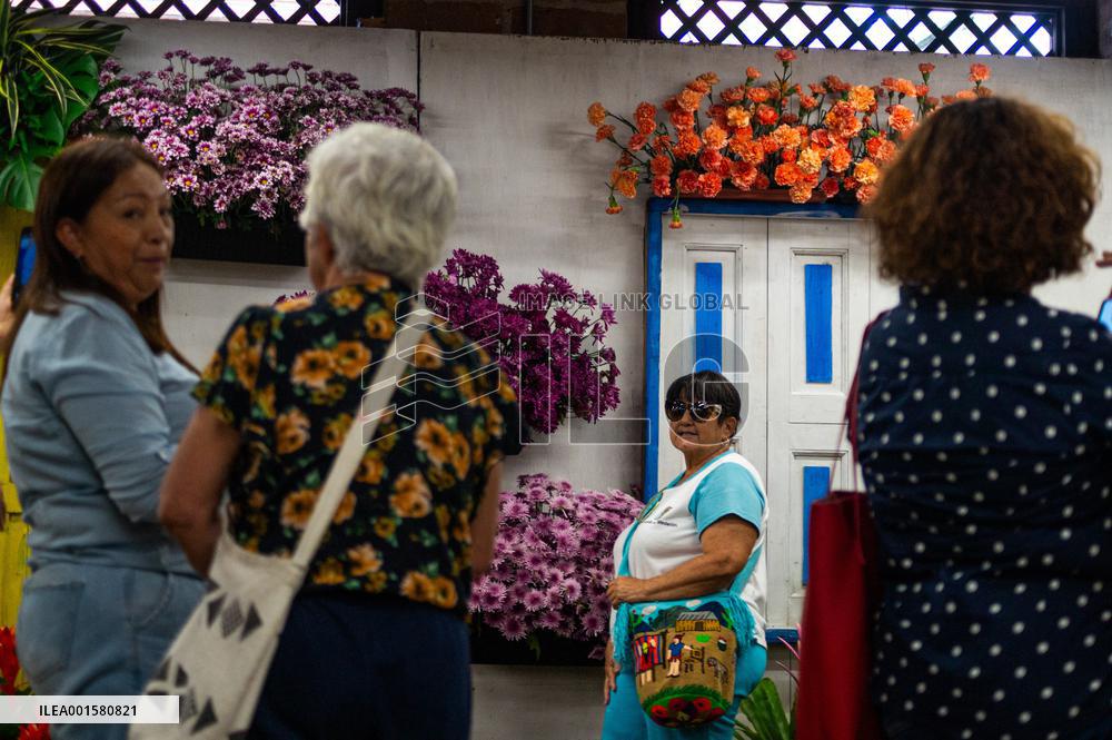 Medellin's Vasquez Building Fillied with Flowers for 'Feria de las Flores'
