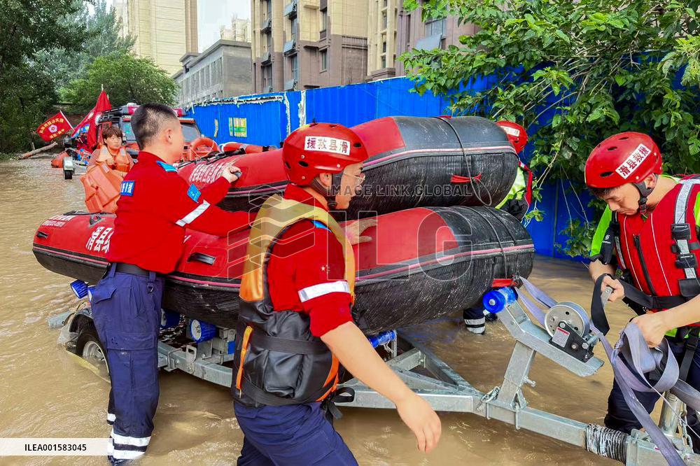 Rescue Teams Rescue and Transfer Trapped People in Zhuozhou City