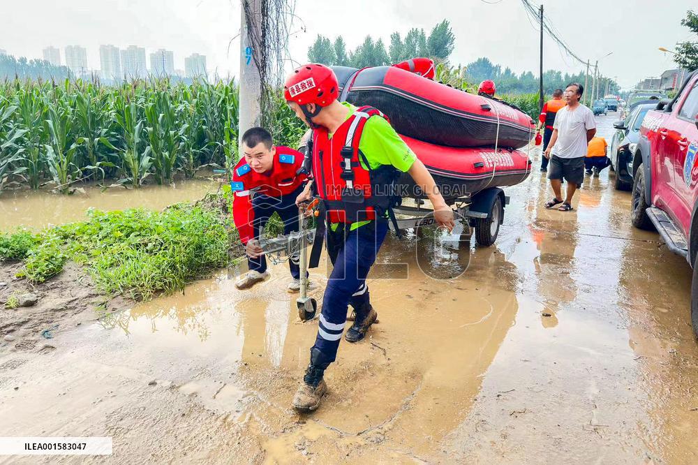 Rescue Teams Rescue and Transfer Trapped People in Zhuozhou City