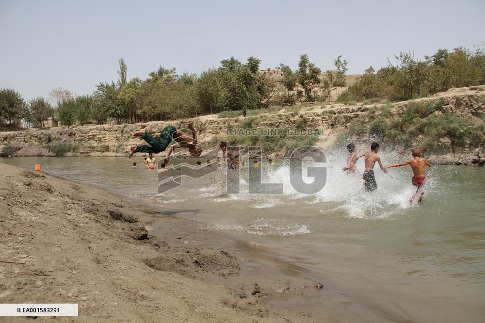 AFGHANISTAN-KUNDUZ-SWIMMING-HEAT