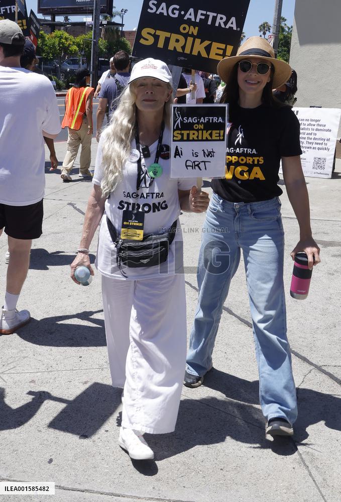 Celebs Support SAG - AFTRA Strike - LA