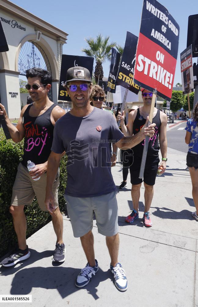 Celebs Support SAG - AFTRA Strike - LA