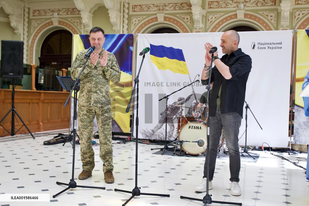 Coin celebrating Ukrainian Air Defence Forces presented in Kyiv