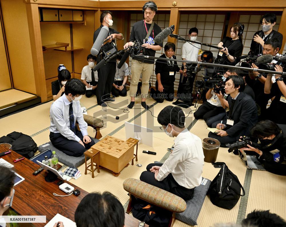 Fujii moves toward 8th title