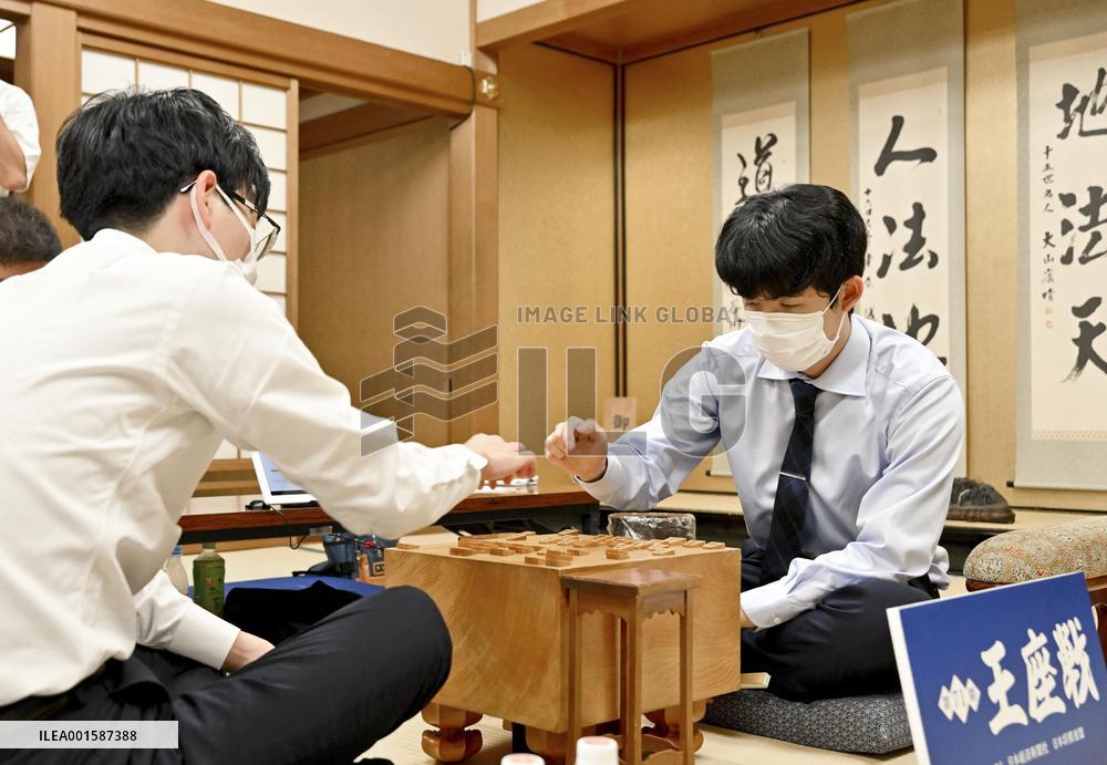 Fujii moves toward 8th title