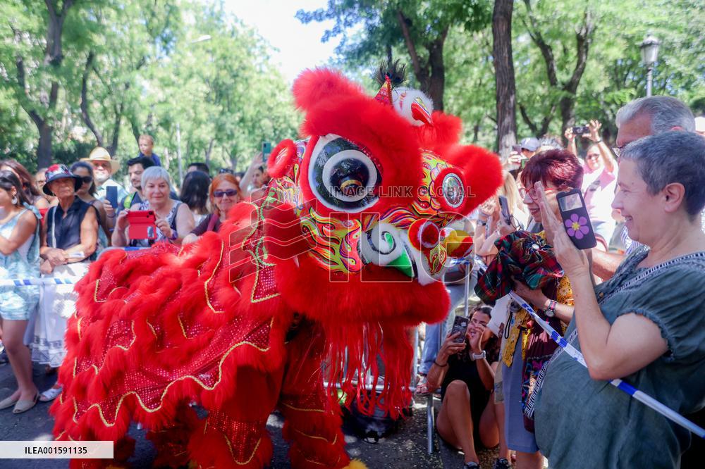 Lion Dance In The Streets - Madrid