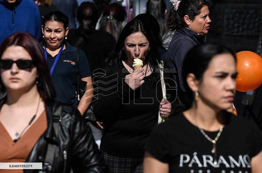 CHILE-SANTIAGO-HOT WEATHER IN WINTER