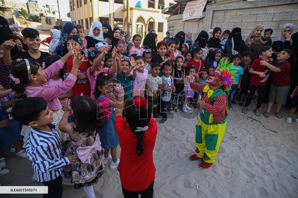 Clowns Entertain Children - Gaza
