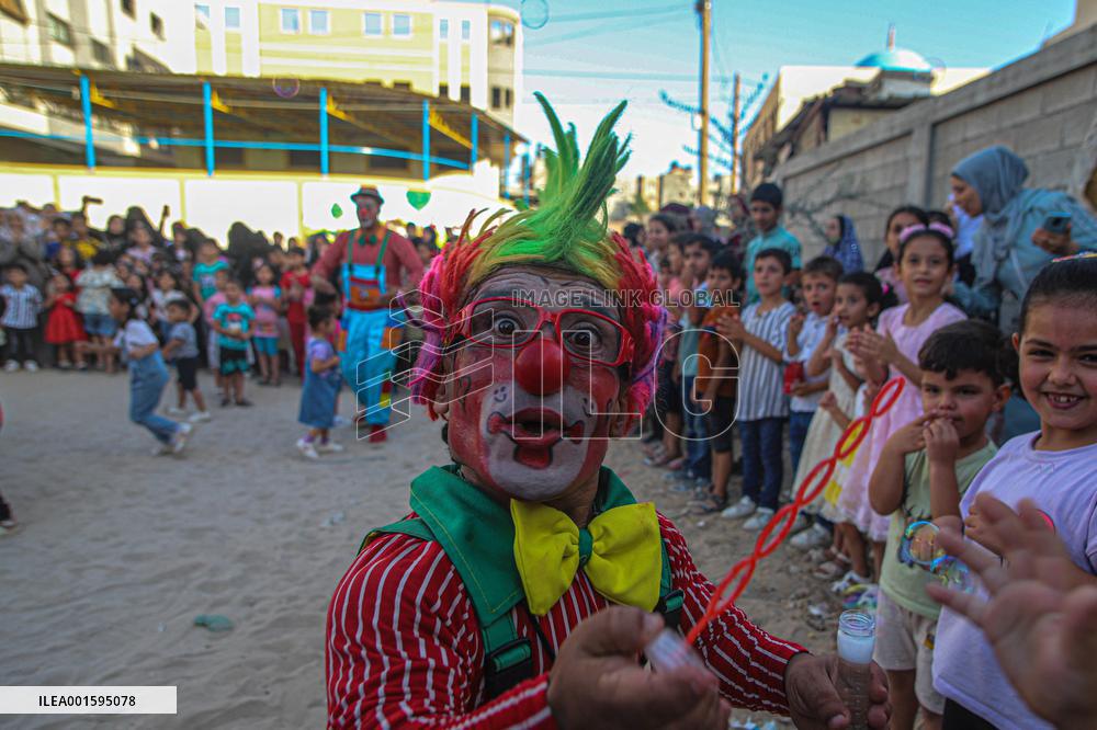 Clowns Entertain Children - Gaza