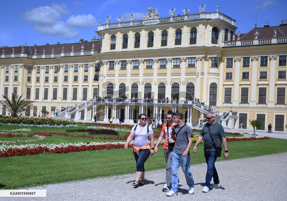 AUSTRIA-VIENNA-SCHONBRUNN-SCENERY