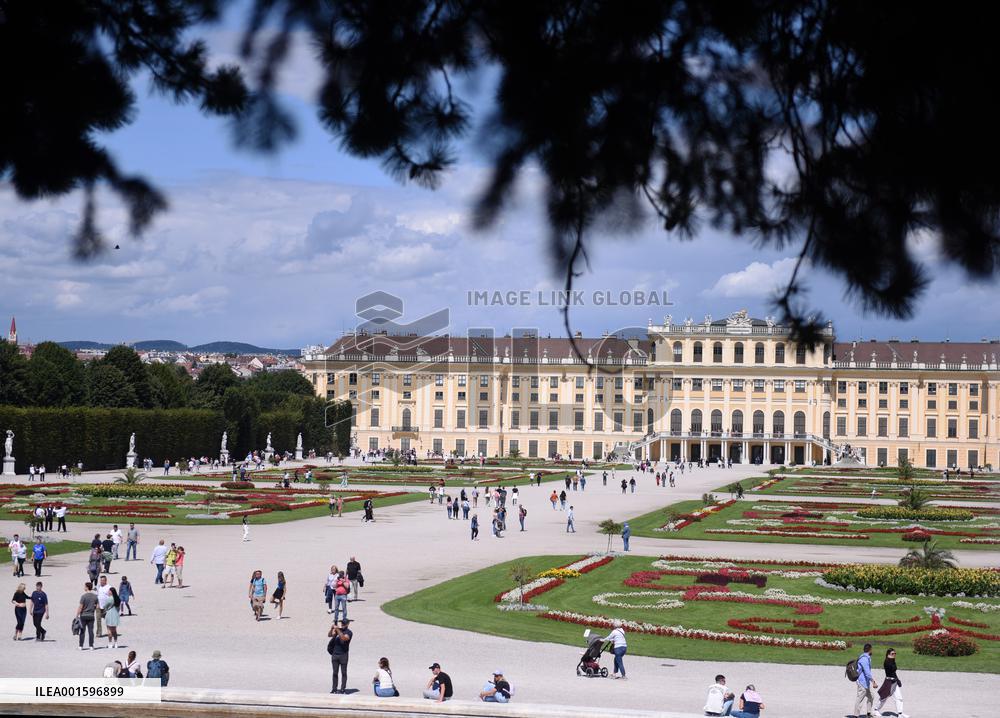 AUSTRIA-VIENNA-SCHONBRUNN-SCENERY