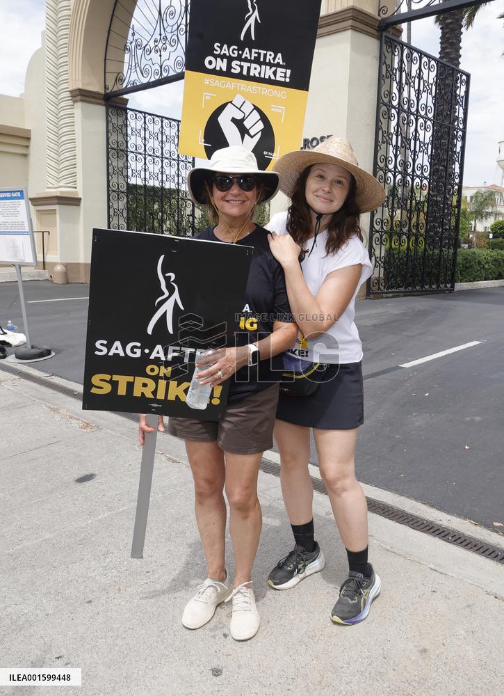 WGA100 Days Strike - LA