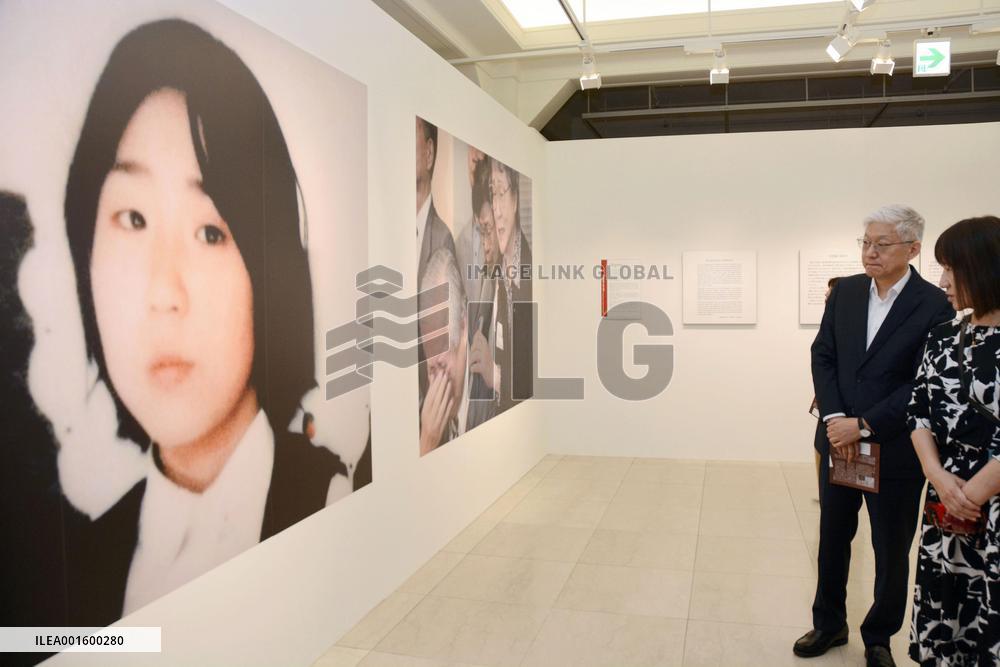 S. Korean envoy visits photo exhibition on Japanese abductee