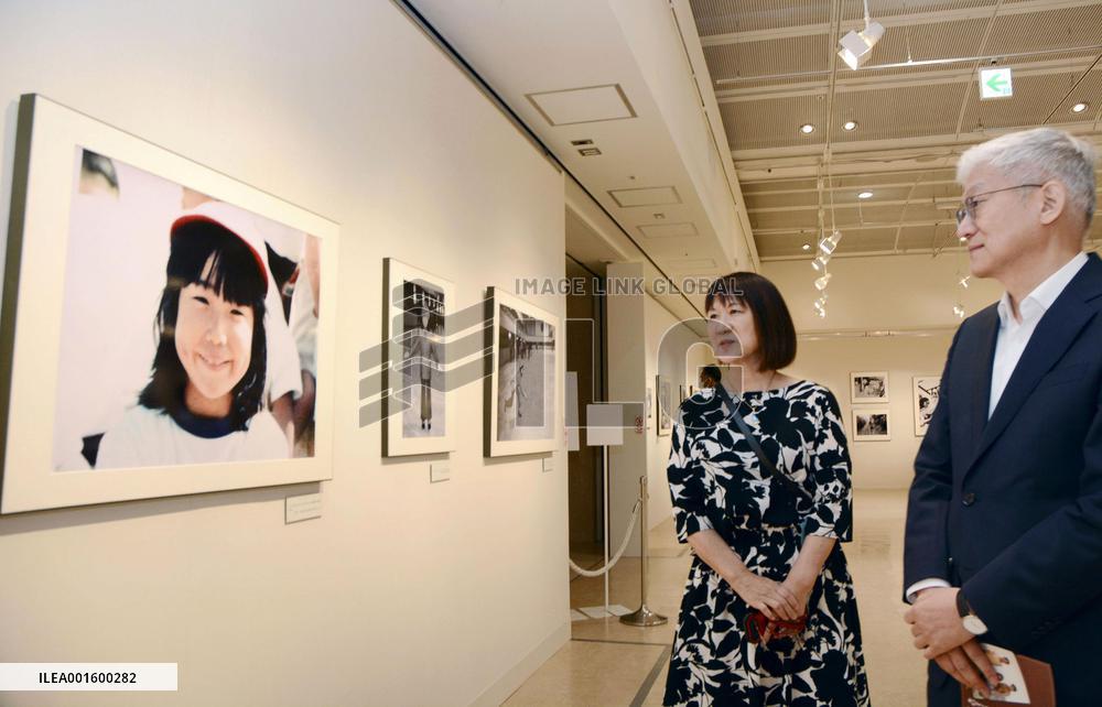S. Korean envoy visits photo exhibition on Japanese abductee