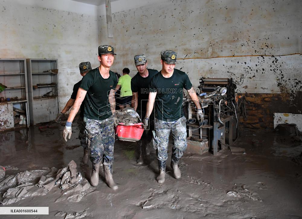 CHINA-HEBEI-ZHUOZHOU-SCHOOL-ARMED POLICE FORCE-FLOOD-CLEAN UP (CN)