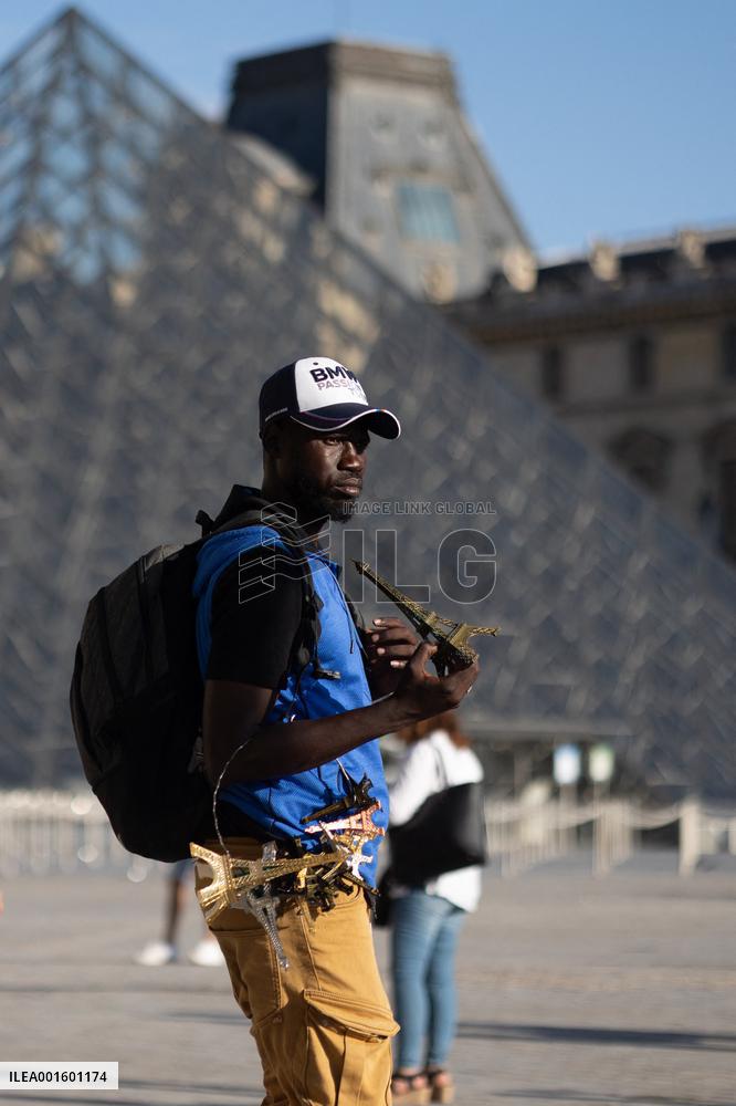 Illustrations of the Louvre area during Summer - Paris