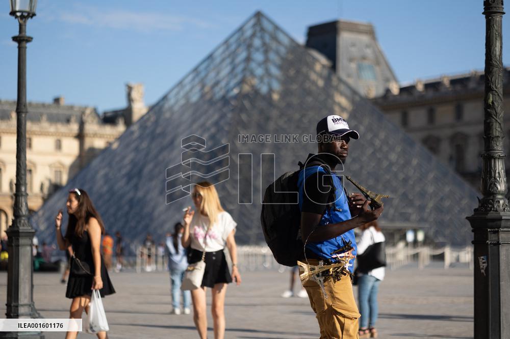 Illustrations of the Louvre area during Summer - Paris