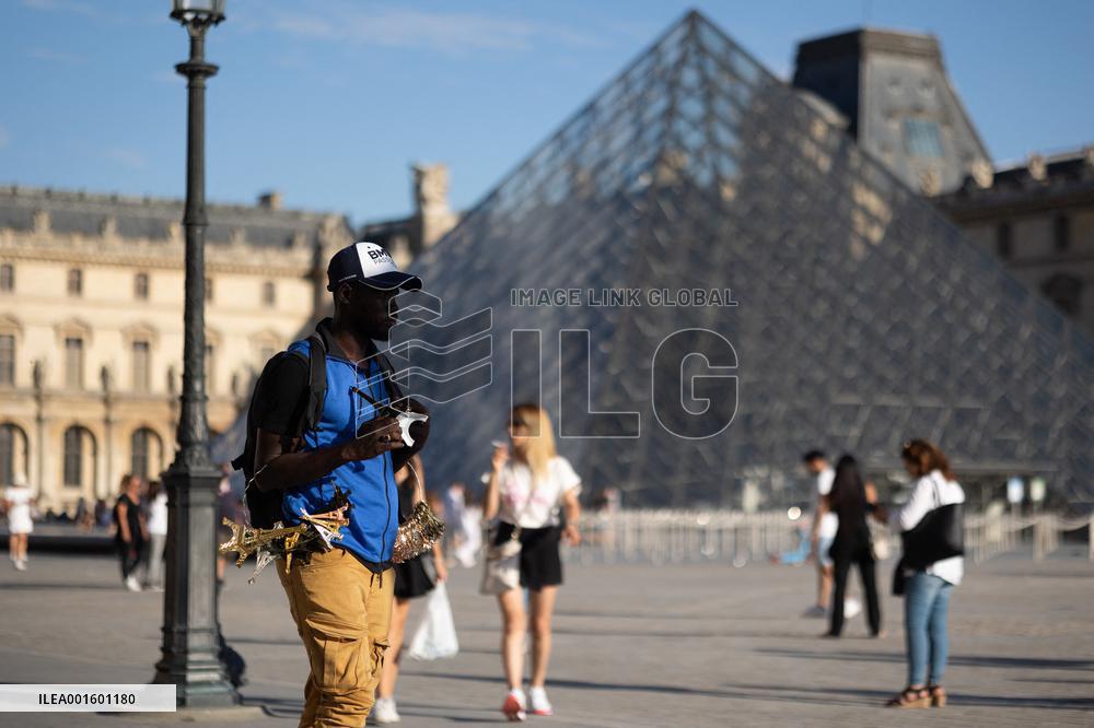 Illustrations of the Louvre area during Summer - Paris