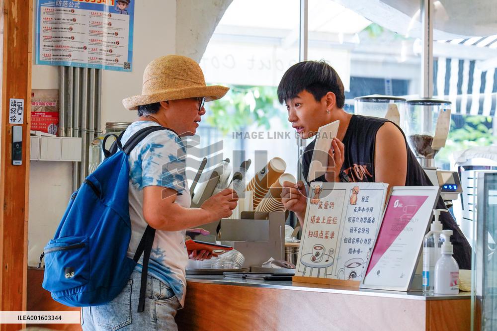 CHINA-SHANGHAI-COFFEE-HEARING-IMPAIRED PEOPLE (CN)