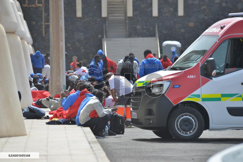 A boat with 138 migrants arrives at El Hierro